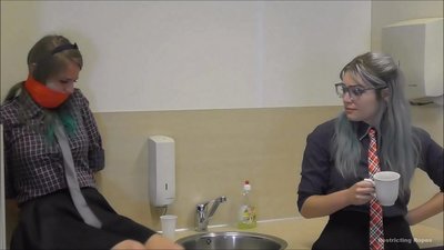 Függő / Megkötözve és betömve / Szűzlány a bajban